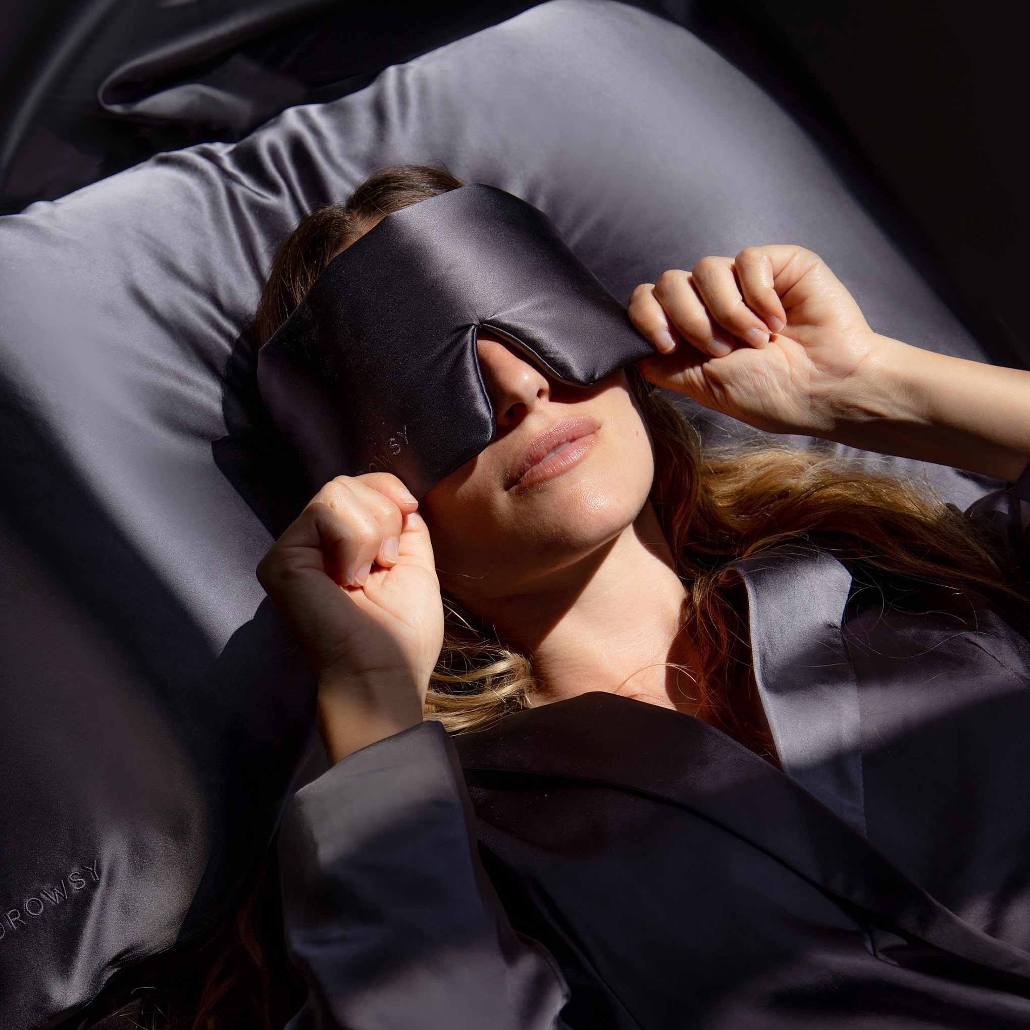 Drowsy-Sleep-Co-Mulberry-Silk-Sleep-Mask-Moonlight-Shadow07.jpg__PID:2fa5e485-e347-4352-b95b-c2b63512014d